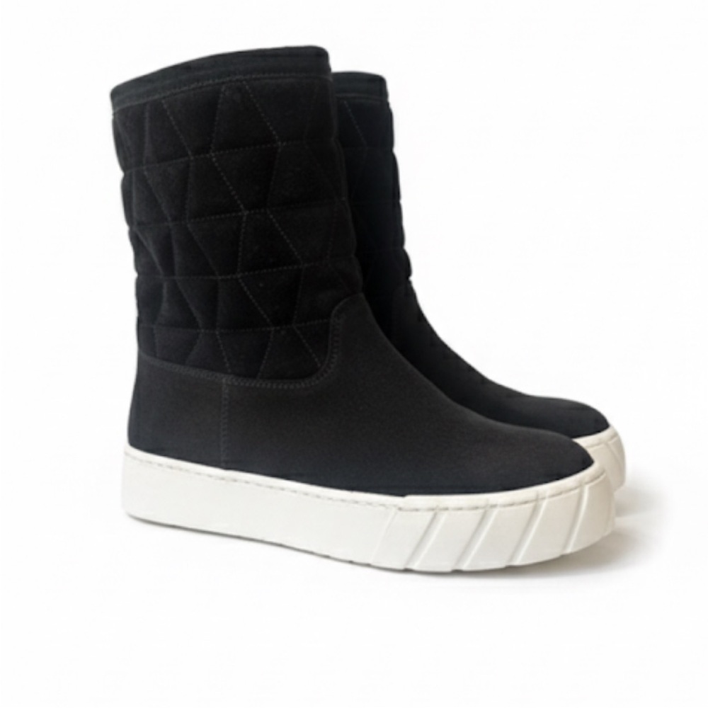 Aquatalia Black Quilted Suede Ankle Boot With Rubber Sole Size 5.5 Like New!